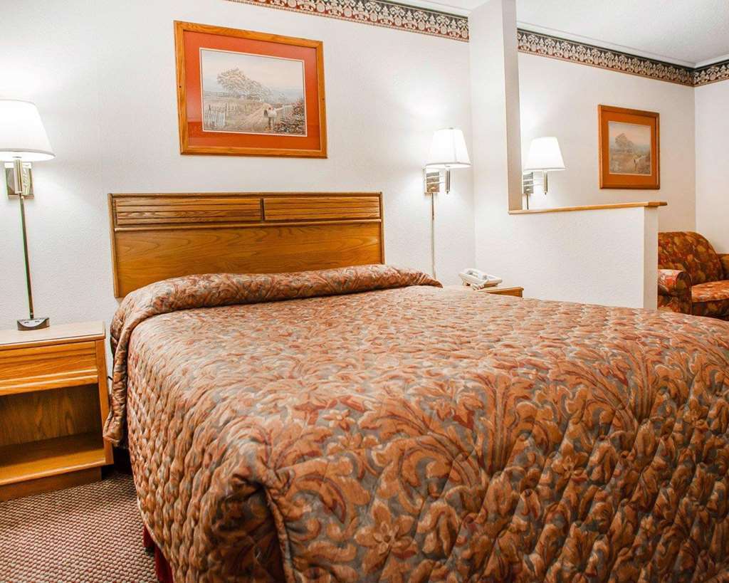 Econo Lodge Inn & Suites Newton Chambre photo